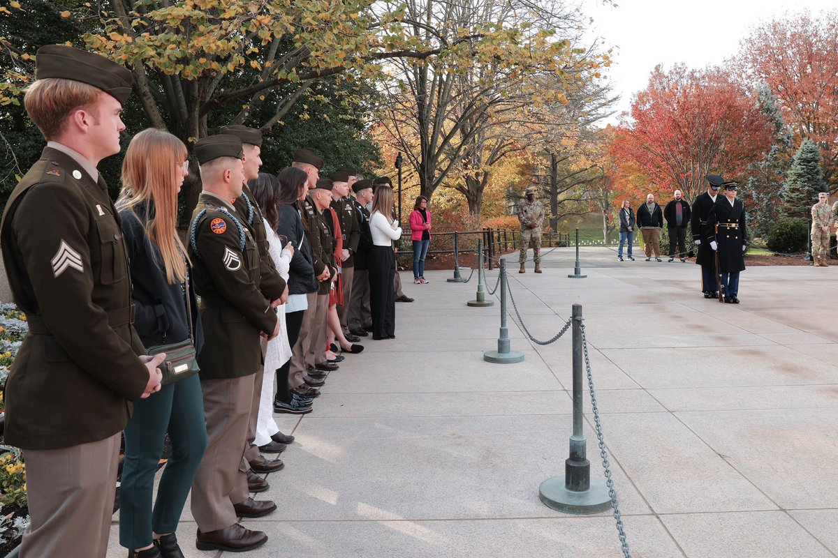 ARNGDirector's tweet photo. The ARNG’s Best Squad paid a visit to the @ArlingtonNatl during a visit to D.C. this month as part of a week-long recognition event.
Our Best Squad recently competed in the #TotalArmy Best Squad Competition which assessed each squad on their technical and tactical proficiency. https://t.co/EqVtQfhMpS