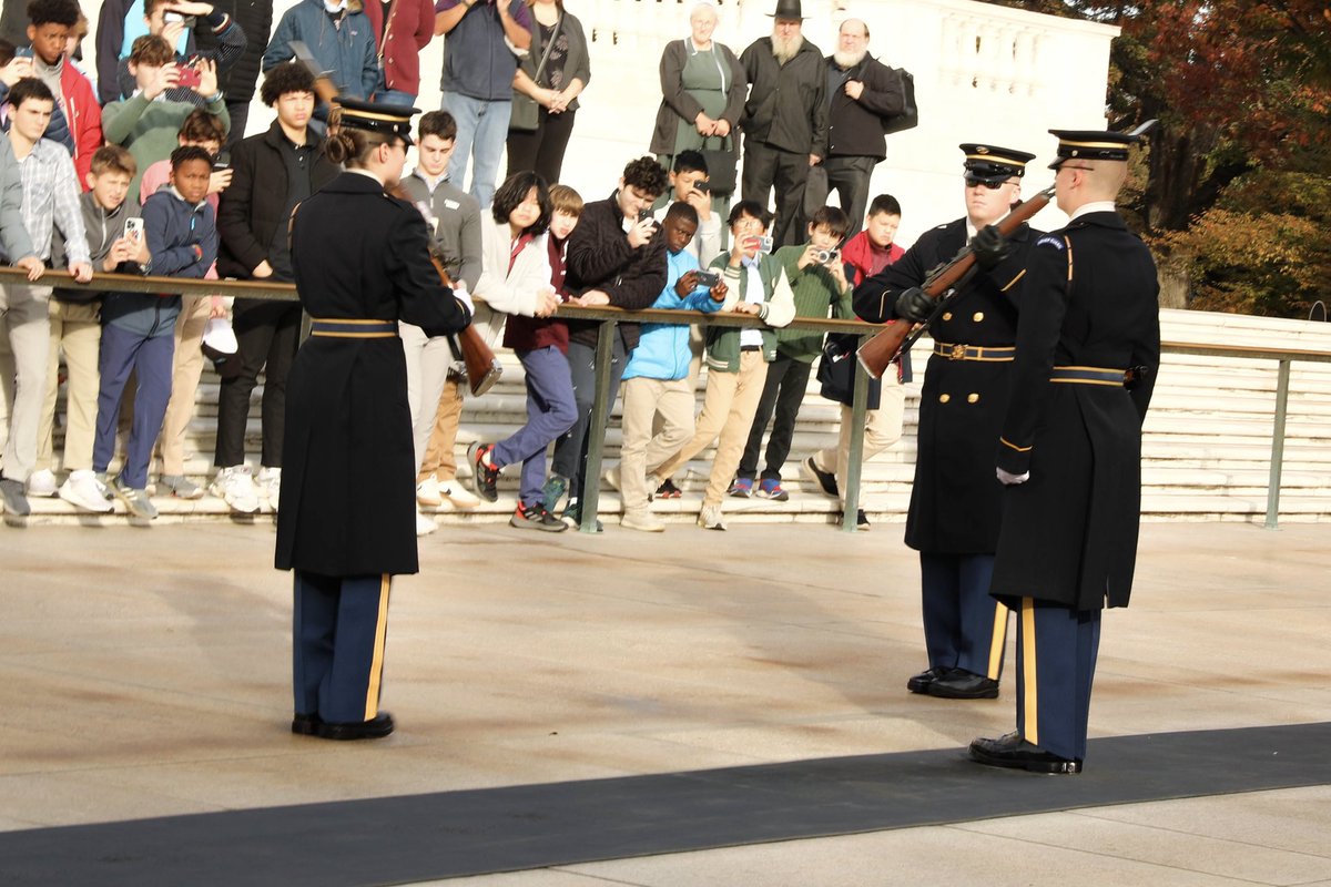 ARNGDirector's tweet photo. The ARNG’s Best Squad paid a visit to the @ArlingtonNatl during a visit to D.C. this month as part of a week-long recognition event.
Our Best Squad recently competed in the #TotalArmy Best Squad Competition which assessed each squad on their technical and tactical proficiency. https://t.co/EqVtQfhMpS