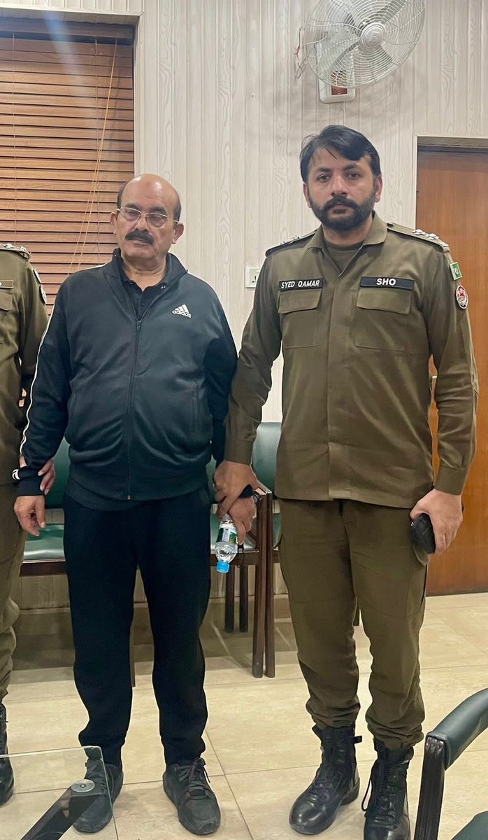 MansoorAzamQazi's tweet photo. فَبِأَيِّ آلاءِ رَبِّكُمَا تُكَذبٰن !!
شاباش پنجاب پولیس !! خود کو نگران وزیراعلیٰ پنجاب محسن نقوی کا رشتہ دار بتانے والا جعلساز گرفتار ۔
#DHAIncident #Lahore @OfficialDPRPP @ctplahore @ccpolahore @MohsinnaqviC42 @GovtofPunjabPK #JournalismIsResponsibility https://t.co/Odv5lnf5S0