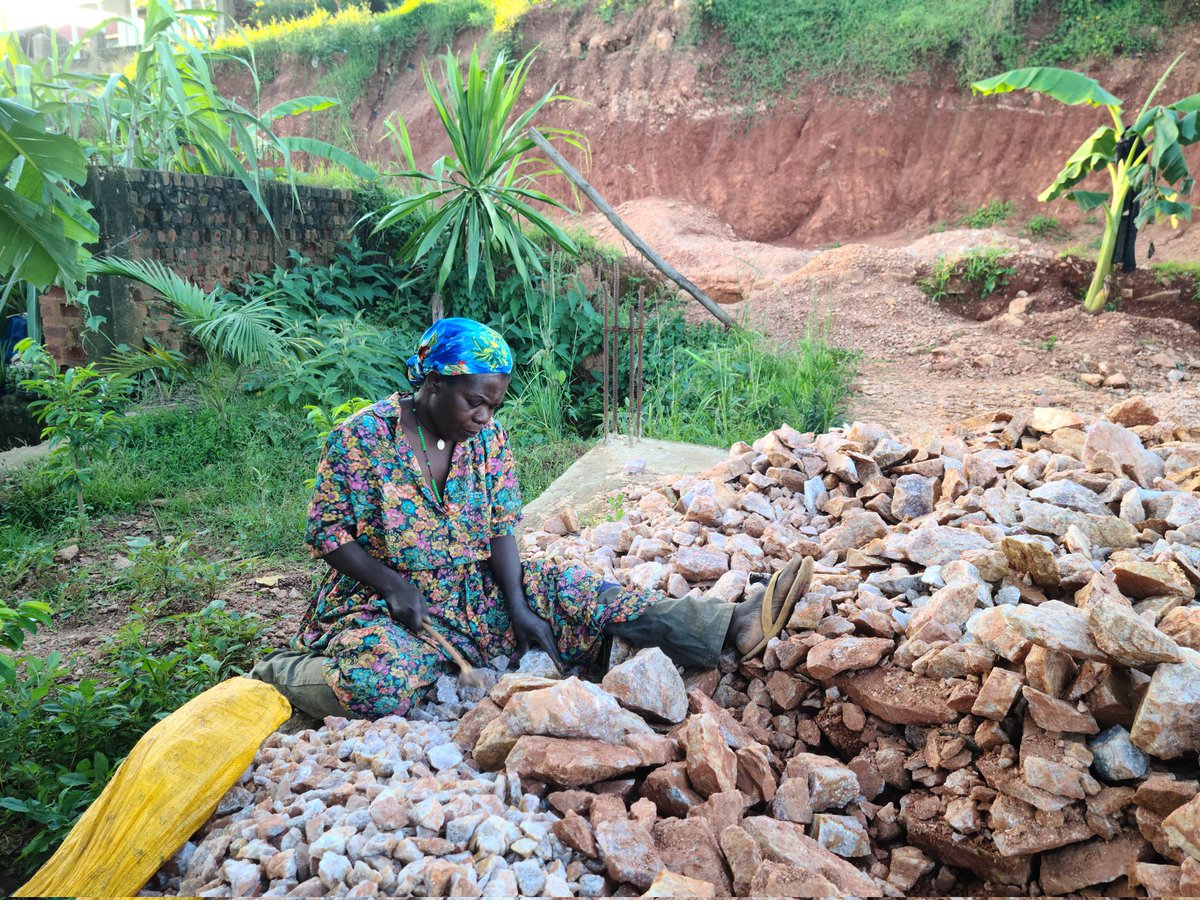 GabrielBuule's tweet image. This single  mother of four (4) wakes up everyday to manually crash stones to earn shs. 300/ (three hundred shillings only) per jerrican 😢. She tells me that  she crashes 10 jerricans a day, her dream is to get capital  and vend food &amp;amp; educate her daughter  who sat S.4 last yr