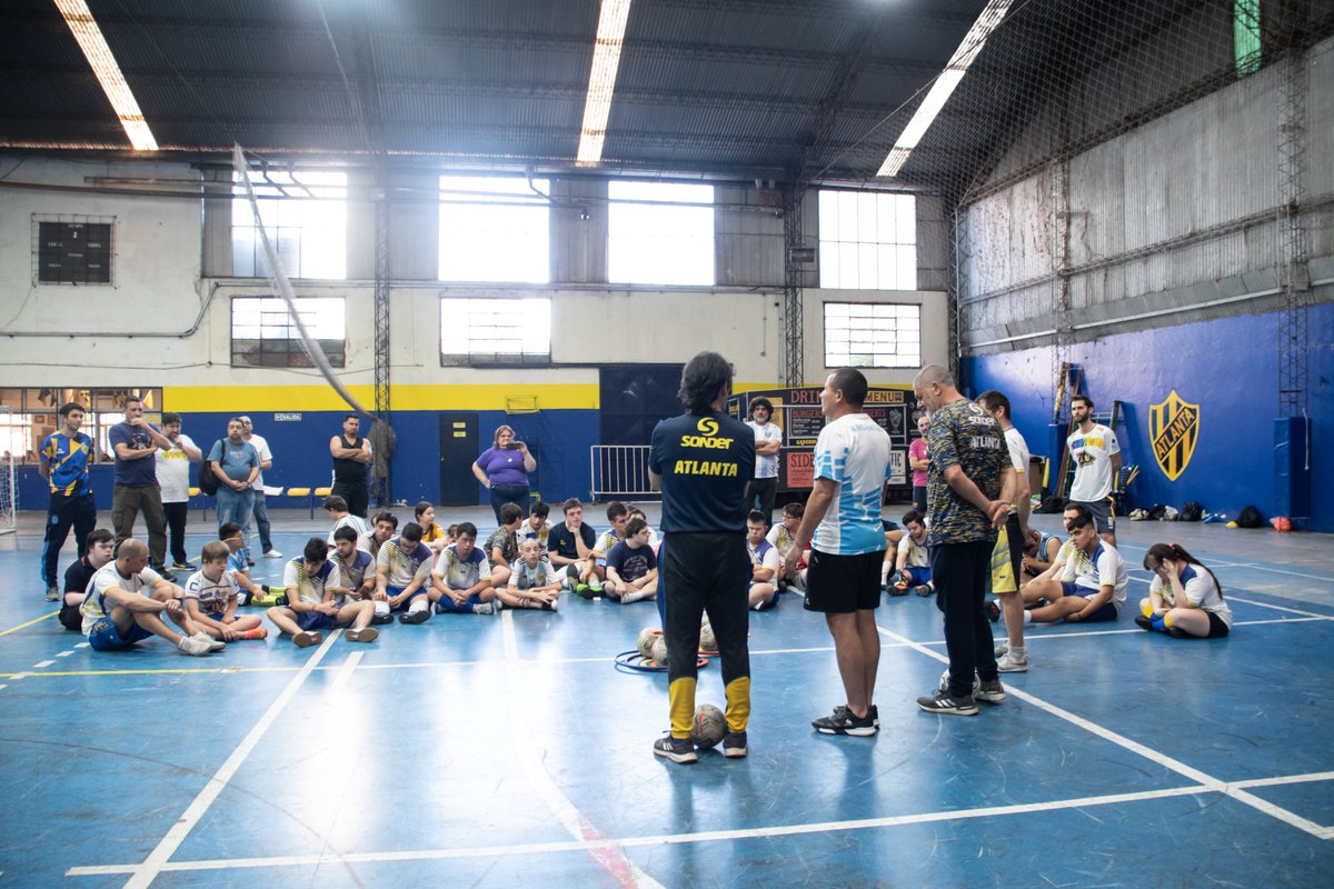 ⚽ | Realizamos la última clínica de fútbol para personas con discapacidad del año en el <a href="/atlantaoficial/">Club Atlético Atlanta</a>. 

🥅 | El encuentro estuvo coordinado por <a href="/tirandoparedesf/">Tirando Paredes</a> y @silviovelo5, capitán histórico de Los Murciélagos.