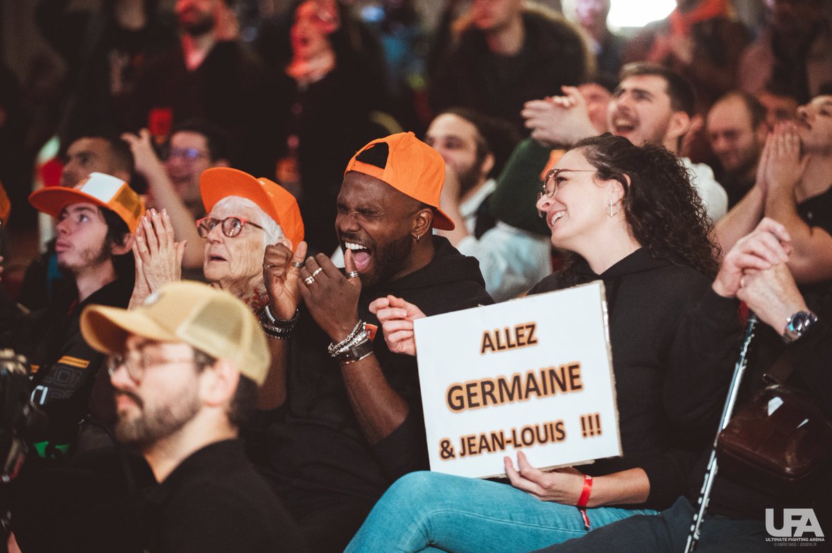 Kayane's tweet photo. Je n'ai pas pu continuer ma run Street Fighter 6 à l'UFA à cause d'incompatibilité de planning, mais je ne regrette pas au vue de la magnifique finale de la #DomitysCup, tournoi intergénérationnel 2vs2 que j'ai eu l'honneur d'animer ! 

Voir des seniors prendre autant de plaisir à jouer à un jeu de combat, s'amuser et vivre des moments forts en émotions c'était trop beau ! Ca me rend même super fière que notre passion puisse lier les gens de cette façon peu importe d'où ils viennent et leur âge ! 

C'était fantastique, très émouvant de voir la victoire de Jean-Louis et Germaine (94ans) qui nous a affirmé que c'était un des plus beaux jours de sa vie😊 ! Elle nous a fait + que rêver avec sa Cammy ! 

Merci à tous ceux qui ont suivi cette belle finale, qui ont encouragé, mis l'ambiance...vous avez contribué à ce moment si spécial de l'#UFA2023 ! 

Merci @FlashNo47 qui m'a accompagné dans cette aventure, merci @AegideDomitys pour la confiance !! 

📸@Soriya_fr @benjaminloembet