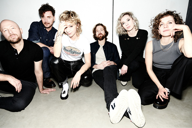 New music <a href="/krezipofficial/">Krezip</a>! Op vrijdag dropt de Tilburgs band de kerst singel 'Where the light goes'  #hitzound 

hitzound.com/krezip-where-t…