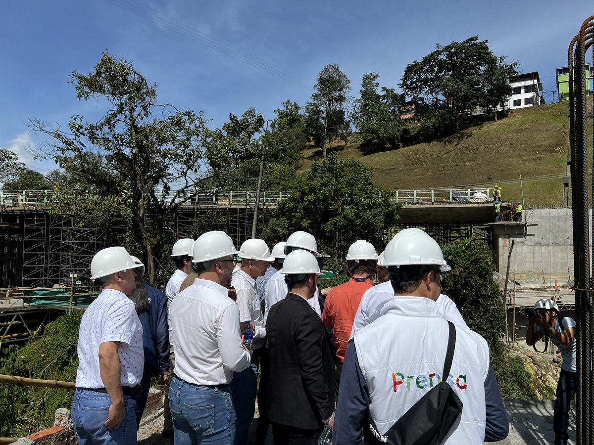 A esta hora realizamos recorrido por el intercambiador vial de Los Cedros junto al <a href="/ConcejodeMzles/">Concejo de Manizales</a> quienes hacen seguimiento al avance de la obra donde se adelanta la construcción del puente 1  que va en sentido Mallplaza- Centro.