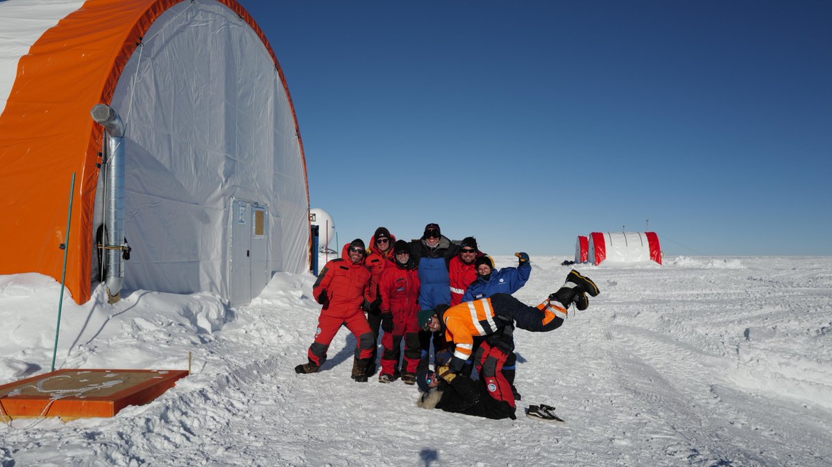 That's what we love about Beyond EPICA: an enthusiastic and motivated team!

Soon, the team will be fully reunited in Little Dome C.

Scoto©PNRA/IPEV
