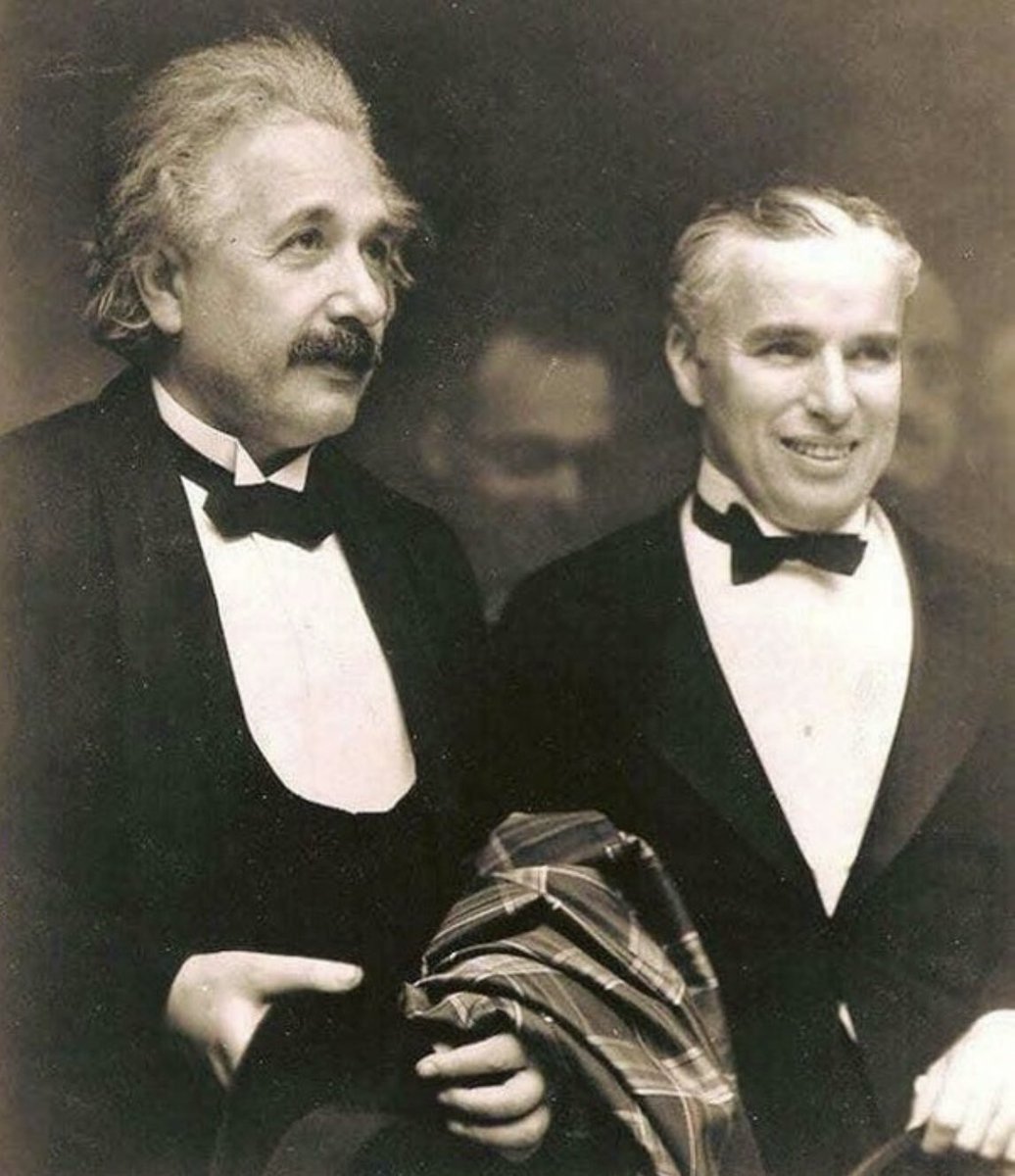 Bio_comunidad's tweet photo. Cuando Albert Einstein conoció a Charlie Chaplin en el estreno de la película "City Lights" en 1931, Einstein dijo: “Lo que más admiro de tu arte es su universalidad. No dices una palabra y, sin embargo, el mundo te entiende”. A lo que Chaplin respondió: “Es cierto. Pero tu fama es aún mayor. El mundo te admira, cuando nadie te comprende”.