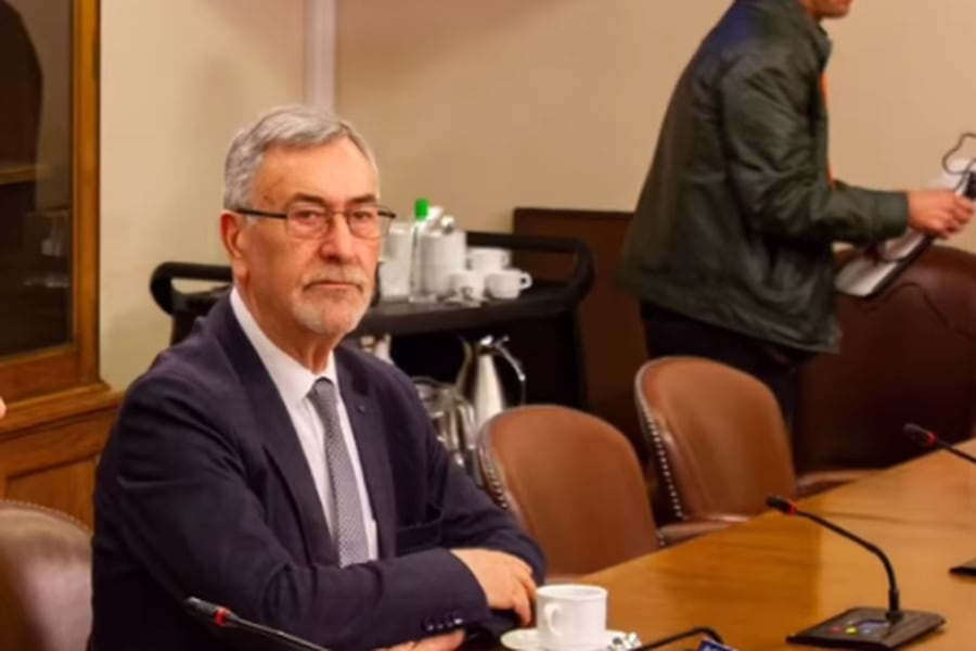 latercera's tweet photo. Primer desmarque parlamentario en Demócratas: diputado Saffirio anuncia su voto ‘En contra’  https://t.co/59tUspDoVW https://t.co/RiSMrny7rO