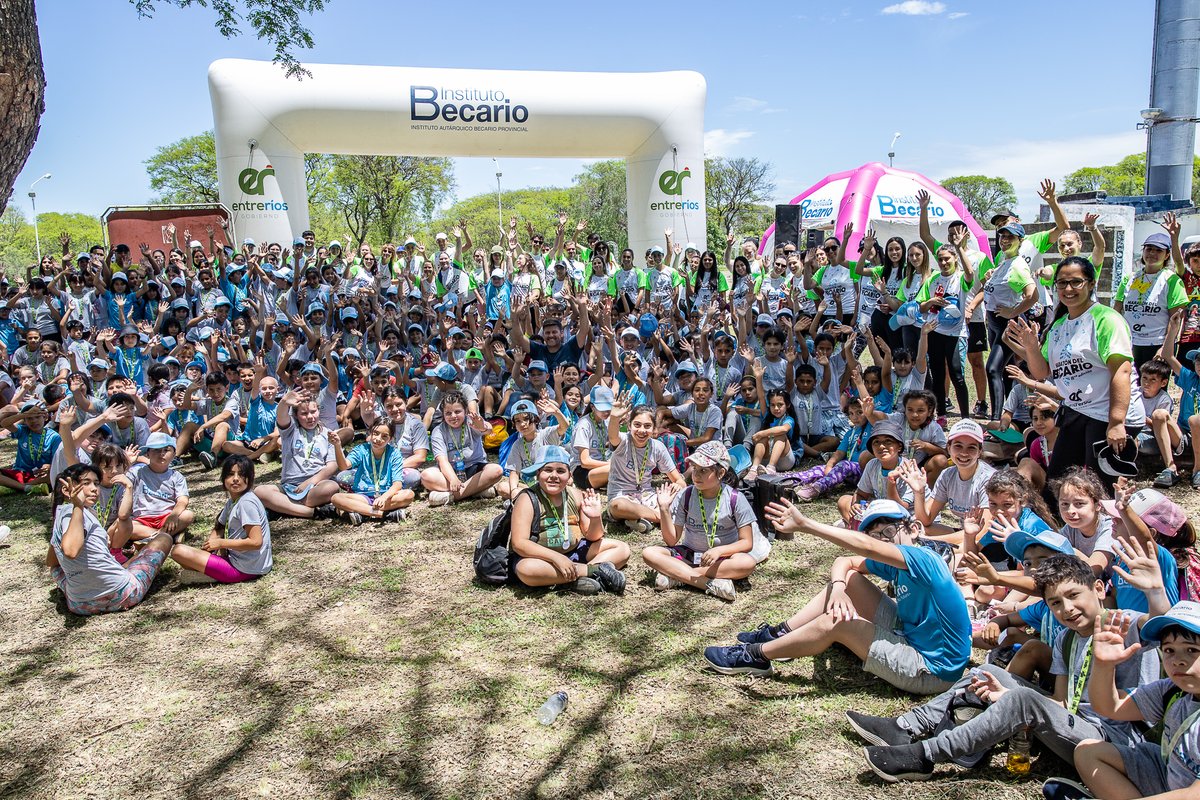 #EducandoenMovimiento 🤸 ¡Cerramos el año con una gran jornada de interacción!

📍Se desarrolló en el Parque Varisco de Paraná con un total de 251 niños y niñas que asistieron a las clases de apoyo escolar durante todo el año en24 barrios paranaenses

<a href="/bertoliseba/">Sebastián Bértoli</a> <a href="/GobiernoER/">Gobierno de Entre Ríos</a>