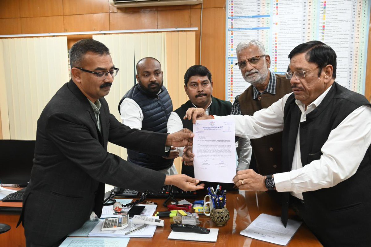 INCMP's tweet photo. कांग्रेस पार्टी ने बालाघाट जिले के कलेक्टर डॉ. गिरीश कुमार मिश्रा को तत्काल निलंबित करने एवं स्ट्रांग रूम से पोस्टल बैलेट निकालकर उसमें हेराफेरी करने की जाँच कराने हेतु चुनाव आयो�� को ज्ञापन सौंपा।

चुनाव आयोग को निर्वाचन की निष्पक्षता बरकरार रखने के लिये बालाघाट कलेक्टर के विरूद्ध कड़ी से कड़ी कार्रवाई करना चाहिए।

@ECISVEEP @CEOMPElections