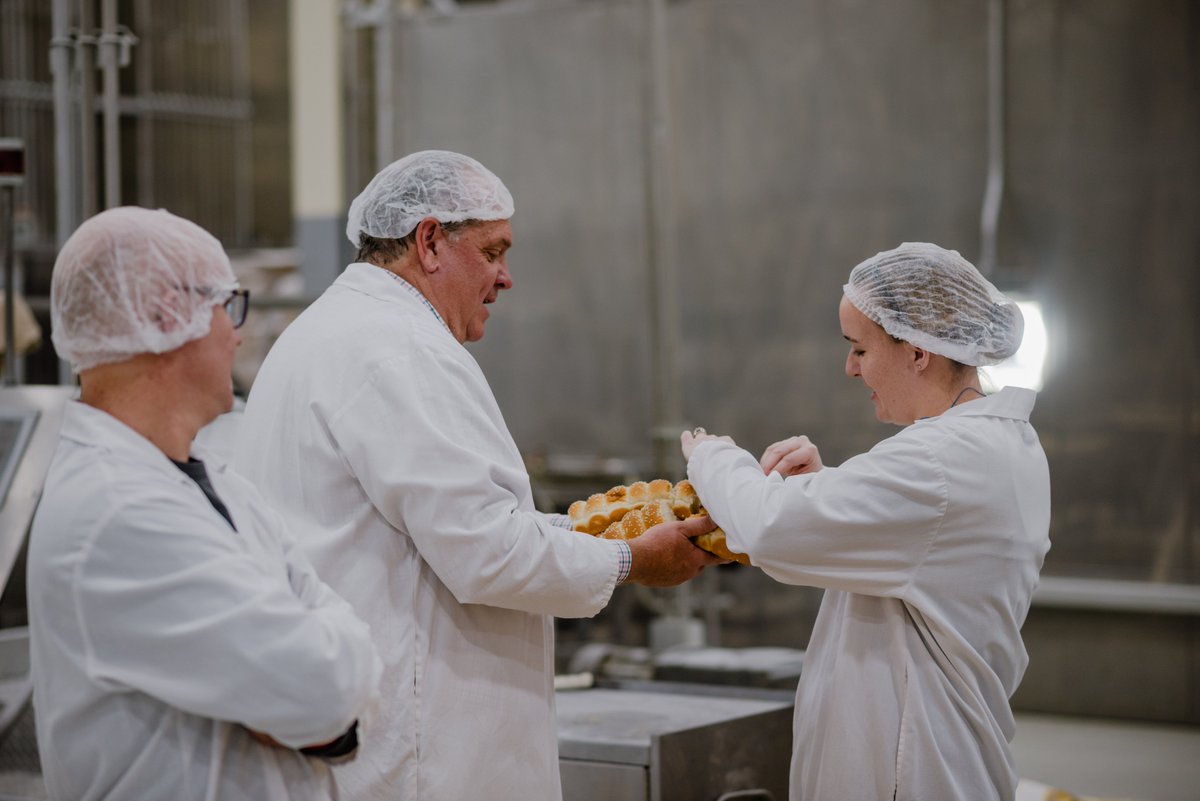 klostermanbread's tweet image. Craving a career change? Klosterman Baking Company is always looking for passionate individuals to join our team!  Apply today: bit.ly/KlostermanCare… #NowHiring