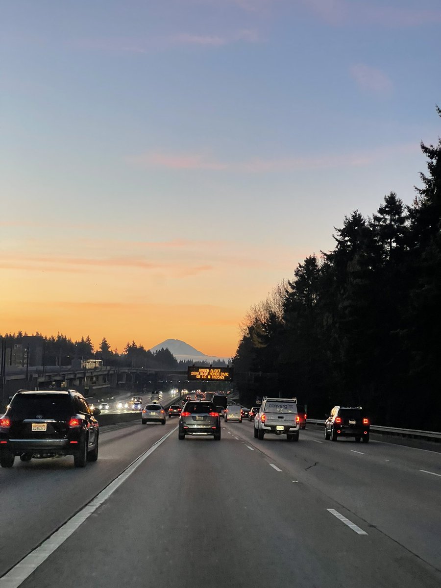 ilovejowee's tweet photo. Coming back to work after a long holiday weekend is the hardest! Lol. 

Good morning!!!! Here’s my favorite everyday view on my way to work! https://t.co/vblyN90ePZ
