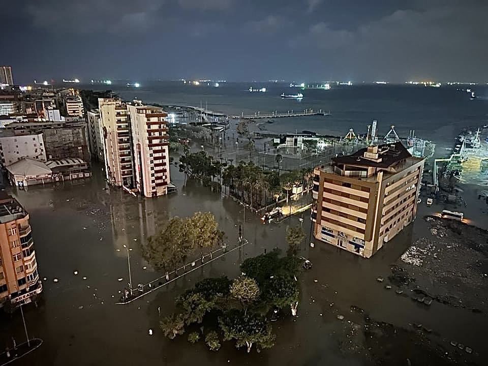#deprem oldu molozların altında kaldık,sel oldu sular altında kaldık,daha ne olması gerekiyor bişeyleri düzeltmeniz için;siz saraylarda yaşarken bizim çadırlarımız,konteynerlerimiz,iş yerlerimiz su altında!
Duyun lan sesimizi! 
#HatayÖzelAfetBölgesiİlanEdilsin
#Hatay
#iskenderun