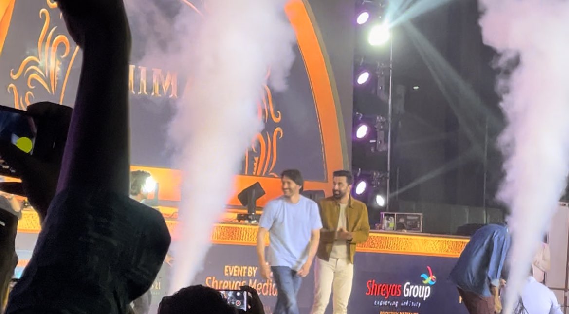 RanbirDaily's tweet photo. Ranbir Kapoor &amp; Mahesh Babu at #AnimalPreReleaseEvent 
#Animal #AnimalTheFilm https://t.co/RJ3S3Pl7fF