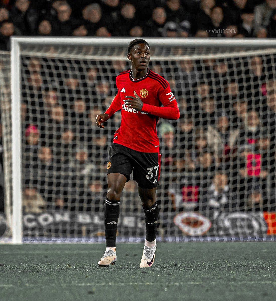 UTD_emp's tweet photo. KOBBIE MAINOO > POO BELLINGHAM

argue with the wall https://t.co/jbVSgqD9PW