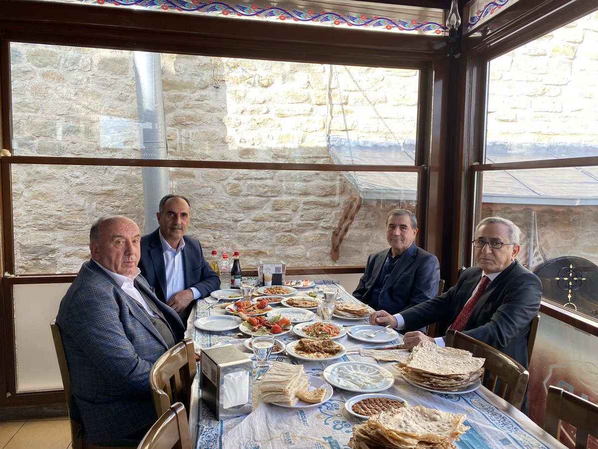 samiselen3's tweet photo. Elazığ Eski Valisi Sn. Muammer Muşmal 
OSB Başkanı Sn. Suat Öztürk Ve İş İnsanı Mehmet Çetin İle Hoş Bir Sohbet https://t.co/IqAfNbnWCj