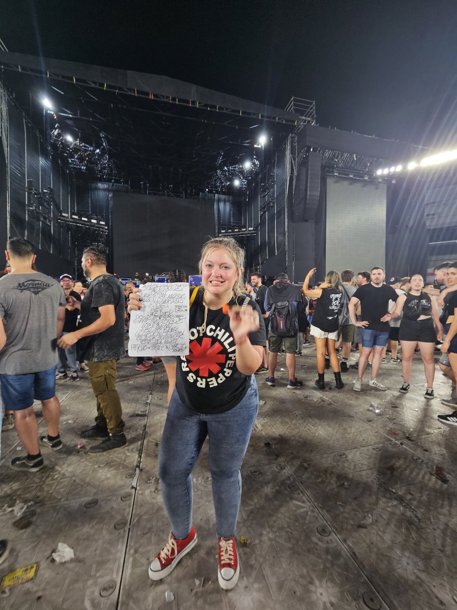 Estrellitacosmi's tweet photo. Gracias a quien sea que alineó los planetas para q todo salga perfecto!!! @ChiliPeppers https://t.co/CMomoTvgtX