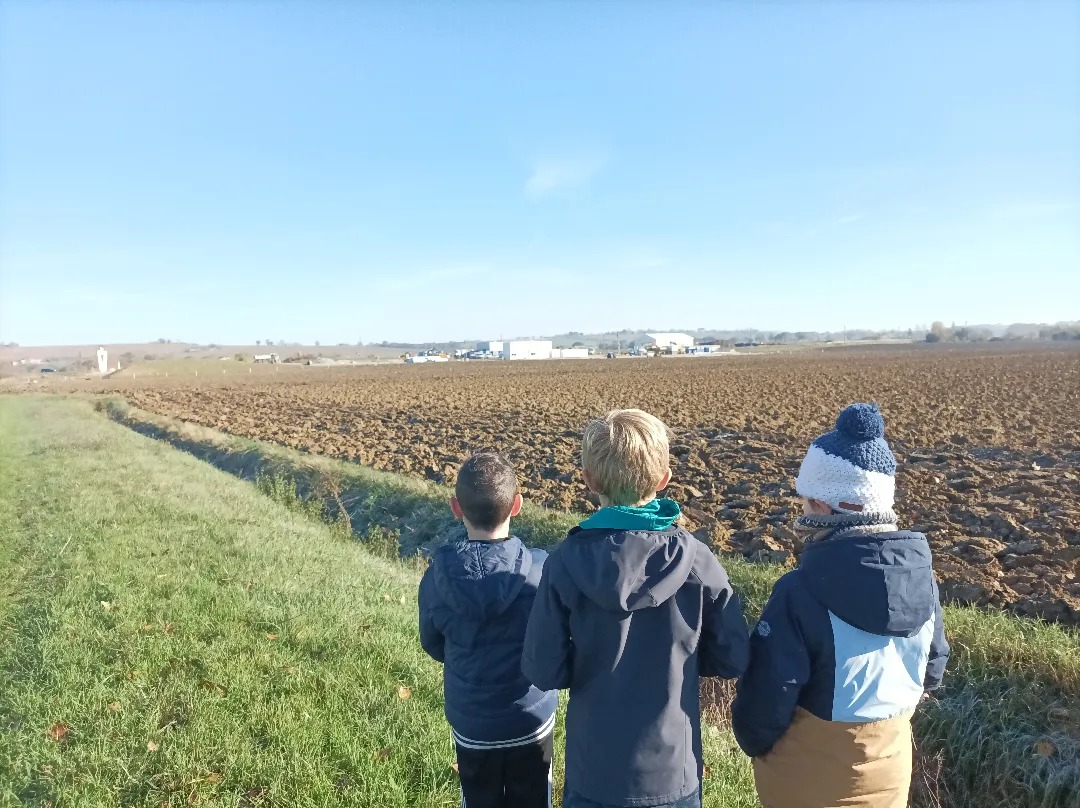 lrgsansbitume's tweet photo. Les enfants du Lauragais devant le futur site de l'usine à bitume de l'#A69 à Villeneuve-lès-lavaur, à près d'1km de leur école, lors de la #MarcheCitoyenne de dimanche.

@emmanuelmacron @Caroledelga @ramond_christ @prefet81
#stopbitume #centraleabitume #santédesenfants #Sante https://t.co/b9JsvQUMfx