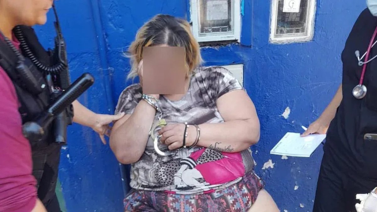 enlamiraradio's tweet photo. 🔴Pistolas taser: así lograron detener a una mujer que amenazaba de muerte a su ex con un cuchillo
☑Ocurrió en el barrio porteño de La Boca. Los familiares decidieron no hacer la denuncia en su contra.
🔵 enterate acá 👇https://t.co/MAzzj5spno https://t.co/TPV0RzZkdC