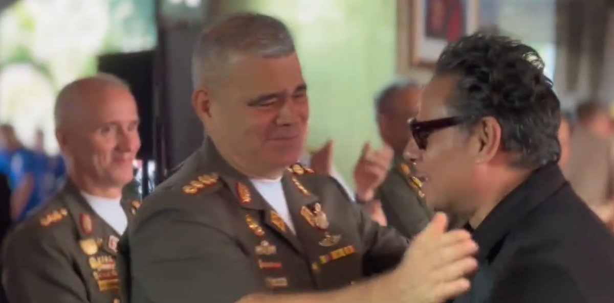 WilliamMazinger's tweet image. Tantas canciones de protesta que escribió Horacio Blanco @horaciodesorden y @desordenpublico contra los políticos corruptos en los años 80' y 90', para terminar arrodillándose y mamarle el chaparro al maldito chavismo

#27Nov