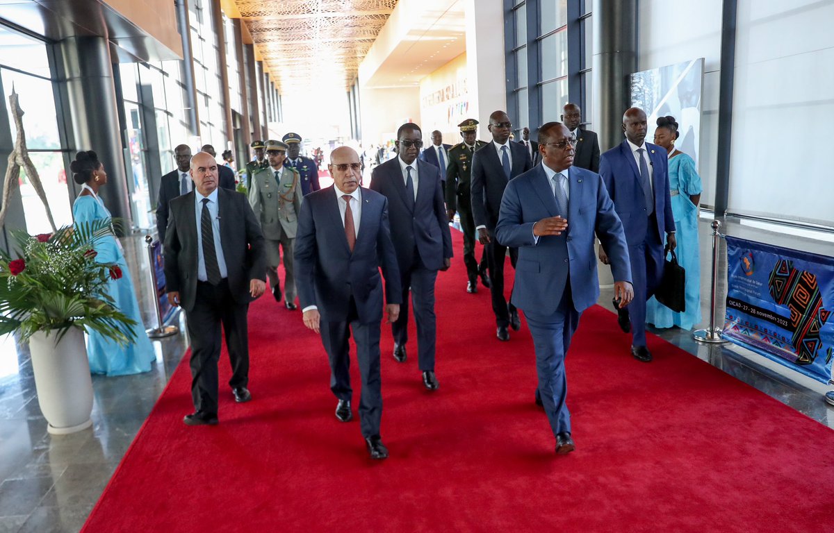 Macky_Sall's tweet photo. Je remercie vivement mon frère Mohamed Ould Cheikh El Ghazouani, d’avoir bien voulu, pour la 2e fois, rehausser de sa présence le Forum international de Dakar sur la paix et la sécurité en Afrique.
J’apprécie beaucoup cette marque renouvelée d’amitié de sa part. Nous sommes ravis et honorés de vous compter parmi nous, dans la pure tradition des relations ancestrales entre les peuples sénégalais et mauritaniens.
Merci à vous, Monsieur le Premier Ministre Geraldo Martins, pour votre participation, symbole des liens multiformes qui unissent nos deux pays.
Je souhaite à tous nos hôtes la bienvenue et un agréable séjour au Sénégal.