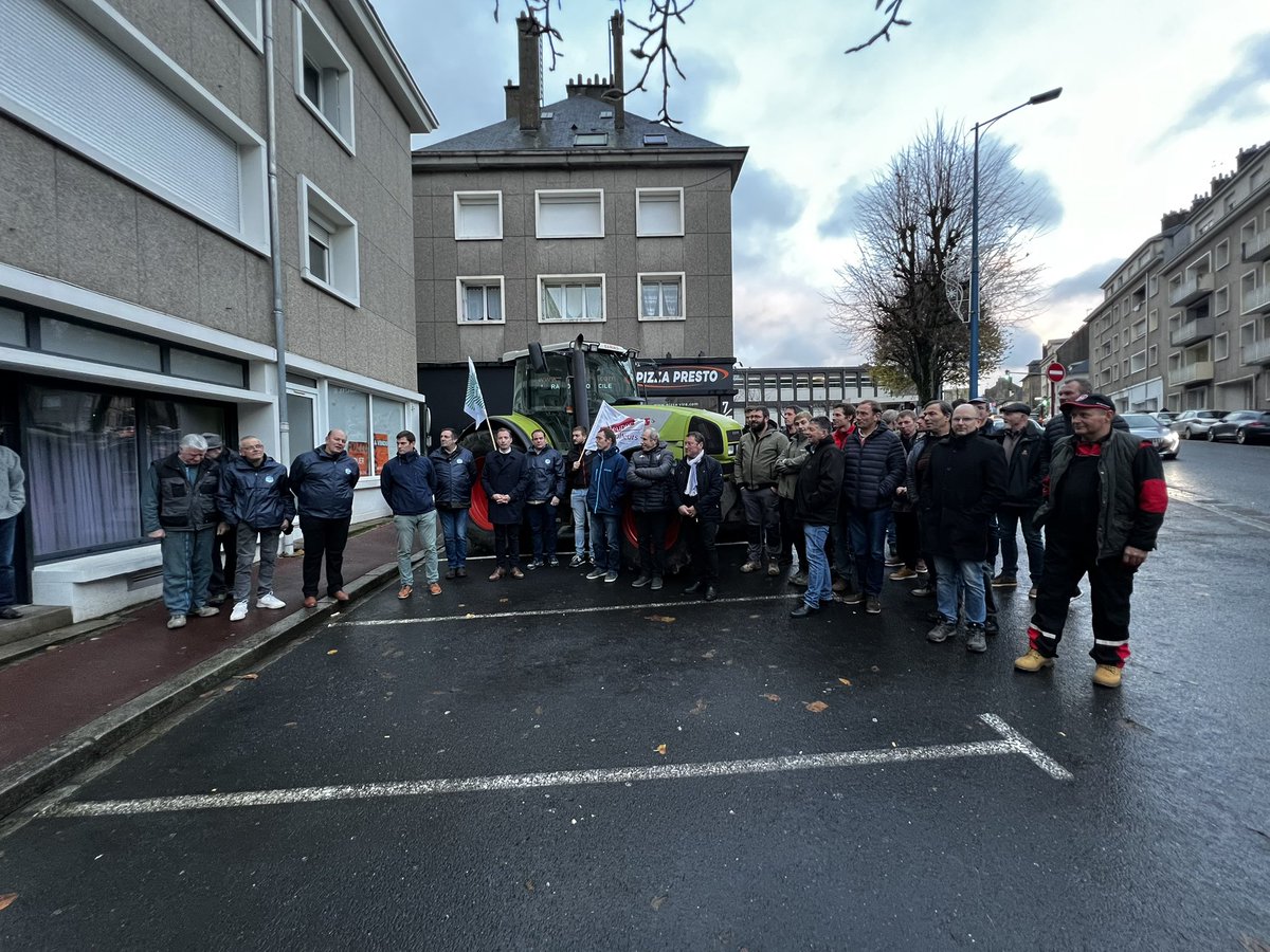 FNPLait's tweet photo. Fin de mobilisation le député @SertinFreddy assure les éleveurs de son soutien sur la directive IED et annonce la tenue d’une Visio ce jour avec Matignon avec notre SGA Ludovic Blin #ceuxquifontlelait #stopIED https://t.co/mwnyguccwn