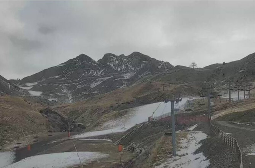 Avui, en plena sequera, l'única neu que hi ha a les estacions d'esquí és la neu artificial que paga <a href="/govern/">Govern de Catalunya</a>. Tot per intentar estirar uns anys més un model especulatiu que està expulsant al jovent de les seves comarques a base del preu desorbitat de l'habitatge i feina temporal.