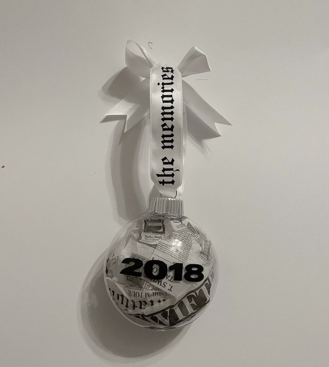 📰🖤🐍GIVEAWAY 🐍🖤📰 I’m honor of our clownery about reputation tv, I’m giving away a reputation tour newspaper confetti ornament!!! To enter: - repost - follow That’s it! Winner selected randomly and announced December 4th!! Good luck!