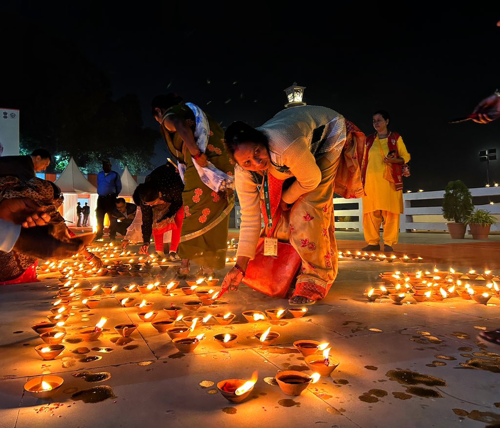 देव दीपावली पर नयनाभिराम स्वर्णाभा से सुसज्जित नमो घाट! #NaMoGhat #Varanasi #DevDeepawali @narendramodi @myogiadityanath @HardeepSPuri @JSecretary_SCM @SmartCities_HUA