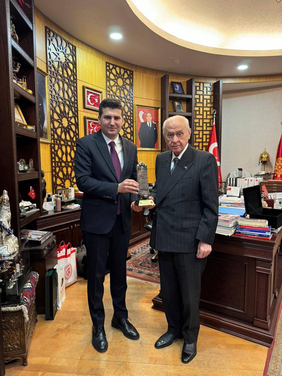 ayyildirim1's tweet photo. Türk Dünyasının Bilge Lideri, Liderimiz Sayın Devlet Bahçeli Beyefendi’ye, 9. Türk Dünyası Ödülleri Töreni’nde şahsına arz etmek üzere aldığımız “Onur Ödülü”nü Türk Dünyası sevdalıları ve Ülkü Ocaklı evlatları adına teslim ettim.

Cenab-ı Allah, Bilge Liderimizi başımızdan eksik etmesin, uzun ömürler versin.🇹🇷