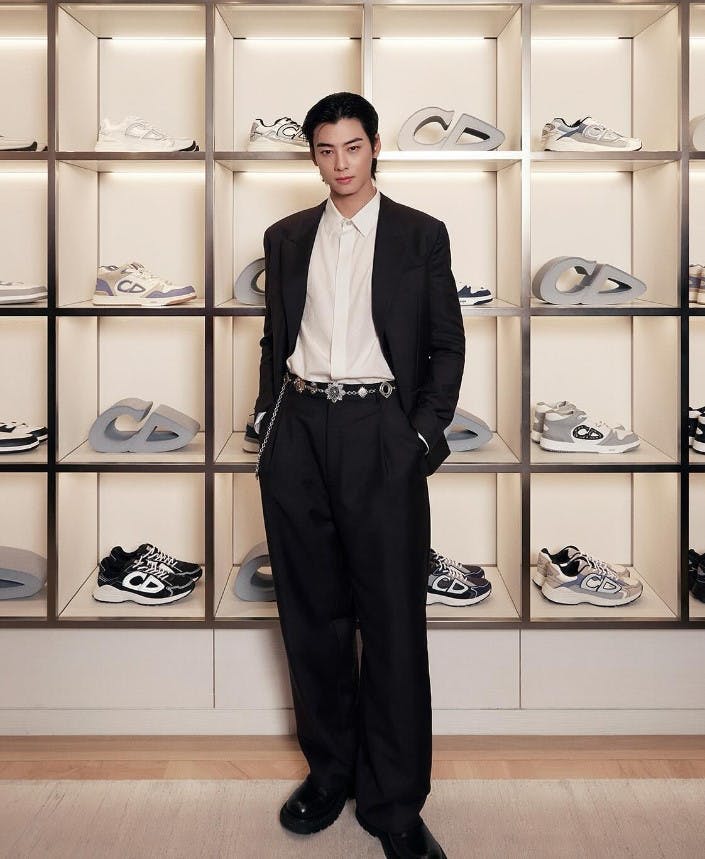 📰 Lofficiel Malaysia: Dior set its sights to Hong Kong for Dior Men Pre-Fall in 2024 'This announcement came soon after Dior's recent extravagant event in Hong Kong for the Cruise 2024 collection, where the event saw the appearance of megastars & Dior ambassadors including…