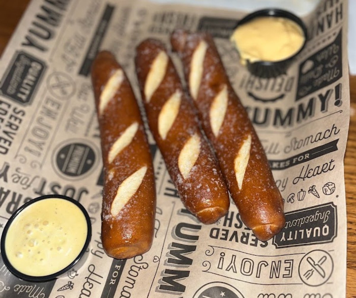 mulconrys's tweet photo. Enjoy soft pretzel sticks covered in salt and served with warm, lager cheese dip and Guinness beer mustard! 🥨 #yum
Make a reservation today: (585) 678-4516
📍 17 Liftbridge Ln E, Fairport, NY 14450
#rocny #roceats #eatlocal https://t.co/JrkVuJqboW