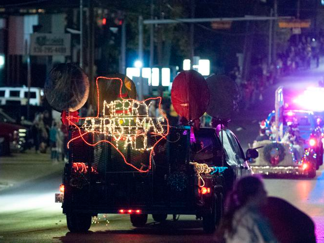 Go2HuntsvilleTX's tweet photo. It's almost time for the annual Christmas Fair and Winter in the Park in downtown Huntsville! 🎄🎉 Mark your calendars because this year's festivities are on December 2nd 10:00-5:00. Vendors offering a variety of goods and activities! #HuntsvilleTX #PureTexas #VisitHuntsvilleTX https://t.co/ErsZAY9Bpg