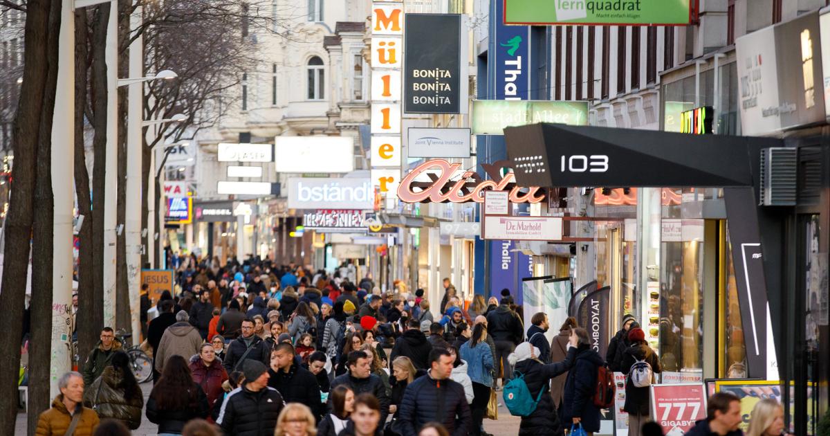 profilonline's tweet photo. Niedrige Löhne und schwierige Arbeitsbedingungen – Rekordpleiten und sinkende Umsätze: Der Handel verhandelt den Kollektivvertrag inmitten seiner tiefsten Krise seit Jahren. @MDelcheva und @chris_hiptmayr berichten. #profilplus
https://t.co/Nb3FdEAqrc https://t.co/4CmbDQzeKv