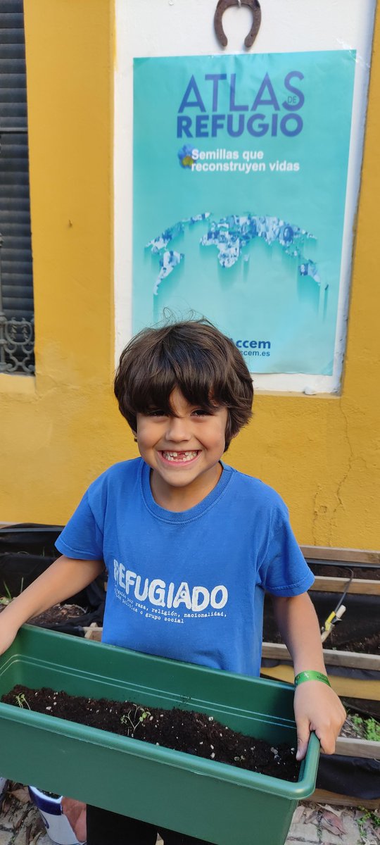 Accem_ong's tweet photo. Alumnado de infantil y primer ciclo de primaria del @ceipborbolla en #Sevilla, participó en una gymkana sobre #AtlasDeRefugio, recorriendo 4 países y poniéndose en el lugar de niños y niñas de allí. Después plantamos un jardín vertical con semillas. #FondosEuropeos #FondoFAMI https://t.co/LSxPADzxUY
