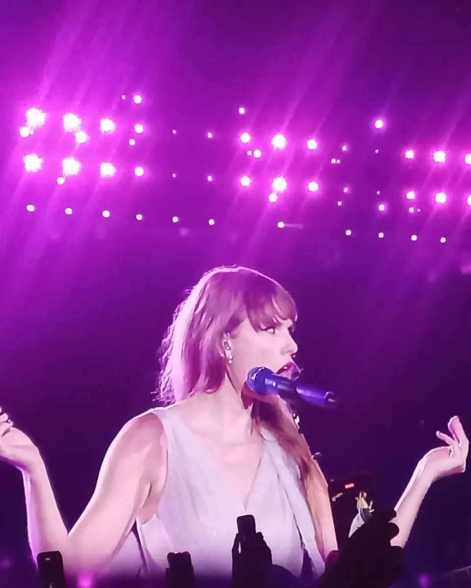 goldenrushtay's tweet photo. @taylorswiftbr Tremedeira foi tanta que mal conseguia focar nessa deusa https://t.co/slXCvoAcqy