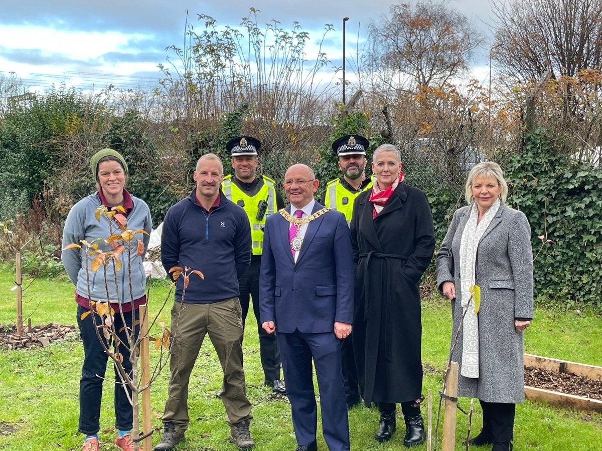 PSOSSWEdinburgh's tweet photo. Today, the Lord Provost, Cllr Fullerton and police were delighted to meet staff and volunteers at Broomhouse One Stop Shop, Hub and community garden & orchard. The work of Carol, Neil, and so many others is remarkable as they help people in Broomhouse and beyond.
#HugeThankYou! https://t.co/6M3tZQnAFv