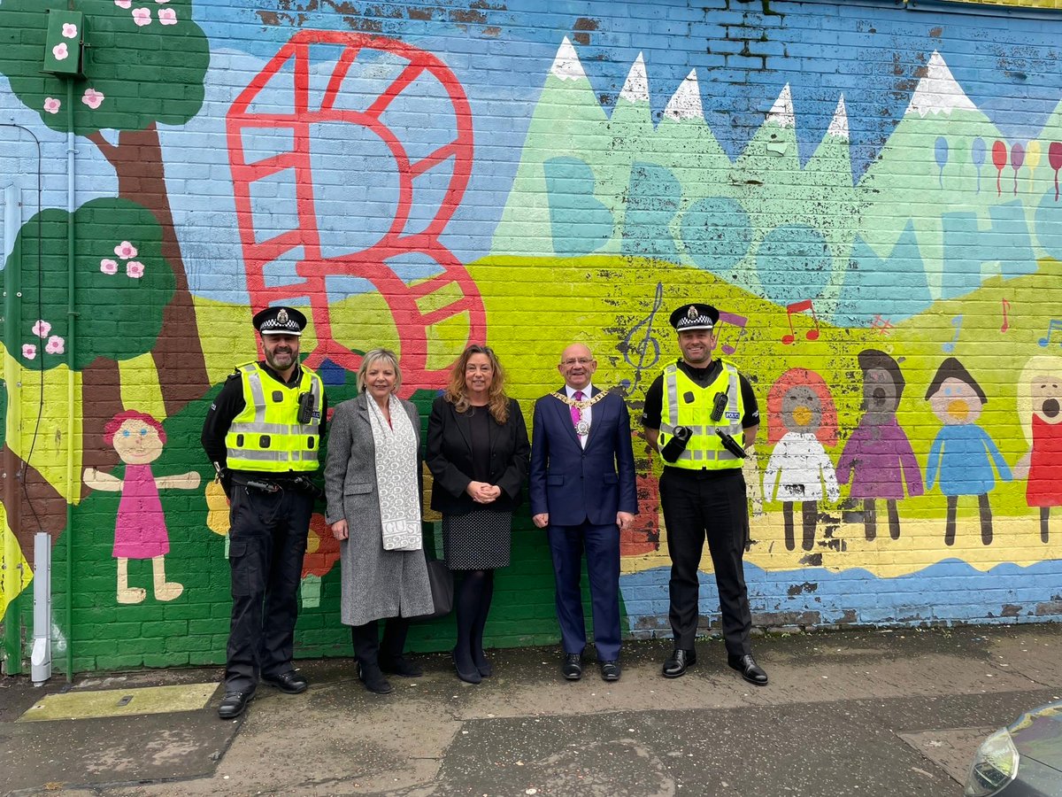 PSOSSWEdinburgh's tweet photo. Today, the Lord Provost, Cllr Fullerton and police were delighted to meet staff and volunteers at Broomhouse One Stop Shop, Hub and community garden & orchard. The work of Carol, Neil, and so many others is remarkable as they help people in Broomhouse and beyond.
#HugeThankYou! https://t.co/6M3tZQnAFv
