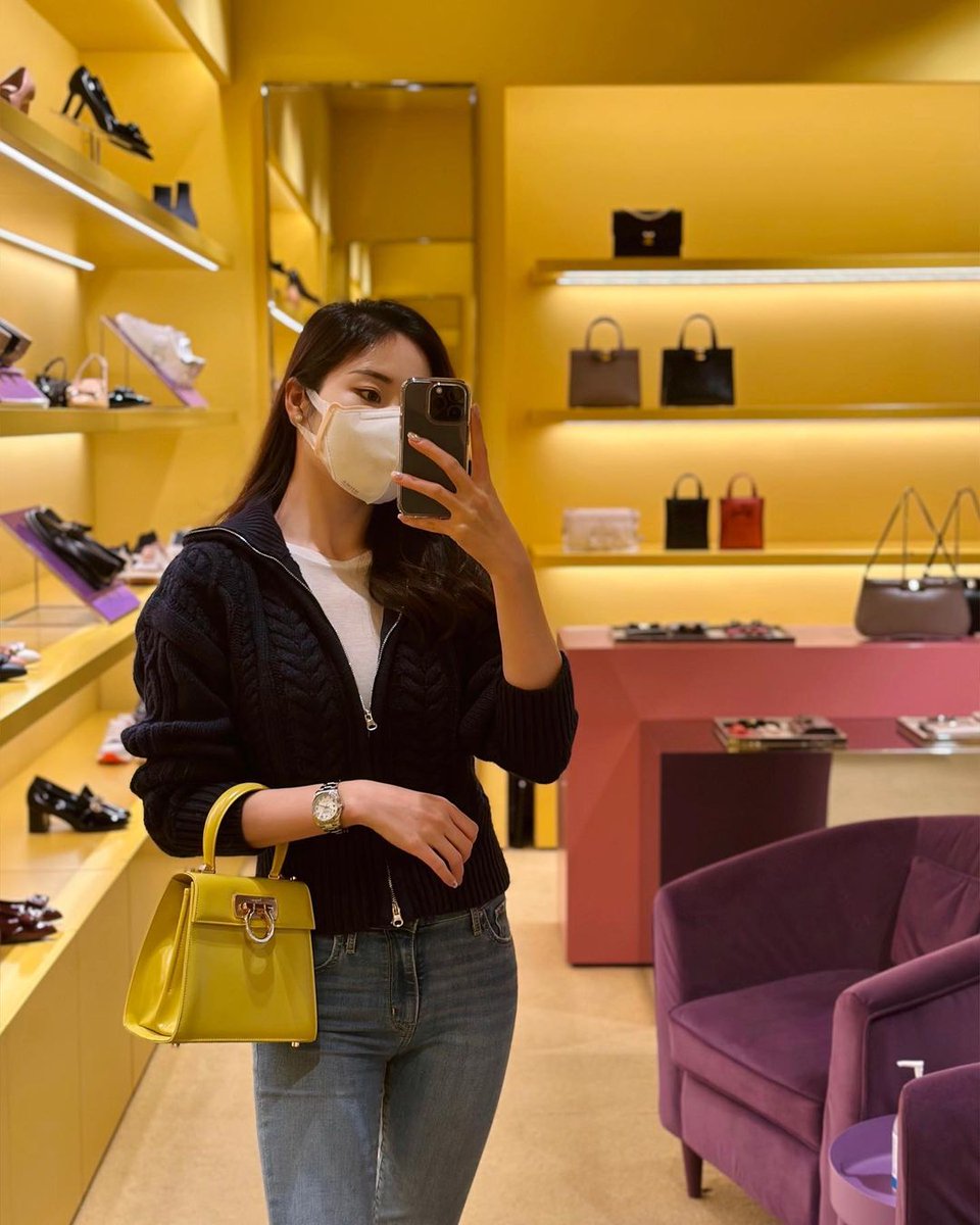 AnjoRobrigado's tweet photo. 엄마랑 데이트 💛💛⠀

#Daily #일상 #Shopping #쇼핑 #더현대 #더현대대구 #Selfie #셀카 #셀스타그램 #Ootd https://t.co/y9rsitqCIB