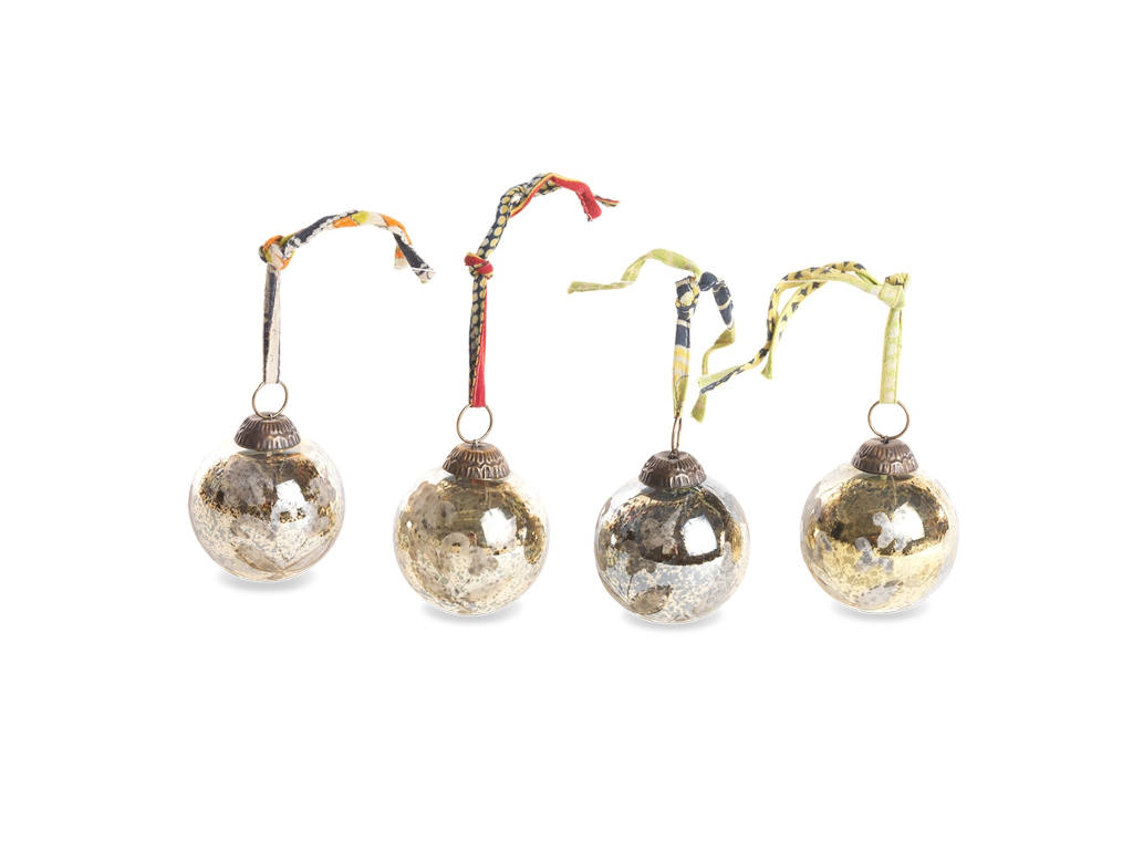 DecoratorsNotes's tweet image. Decorate your tree with these antique glass Christmas baubles. Each gold bauble is handmade by skilled artisans and features an antique sari tie. Recycled glass is used to make this collection. Beautiful and elegant.