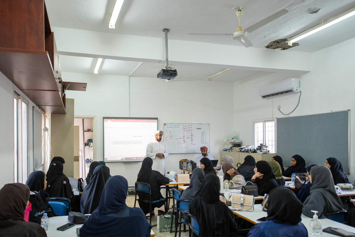 Mctlabd's tweet photo. انطلقت اليوم ورشة صيانة الأجهزة المخبرية لفنيات مختبرات علوم المدارس الخاصة بتنظيم وحدة مختبرات العلوم بمسقط وتقديم أخصائي الصيانة الاستاذ / يوسف السيابي والاستاذ/ احمد السعدي ولمدة ثلاثة ايام متتالية .
@Muscat2024 
@mct_edu https://t.co/CEs53CCVif