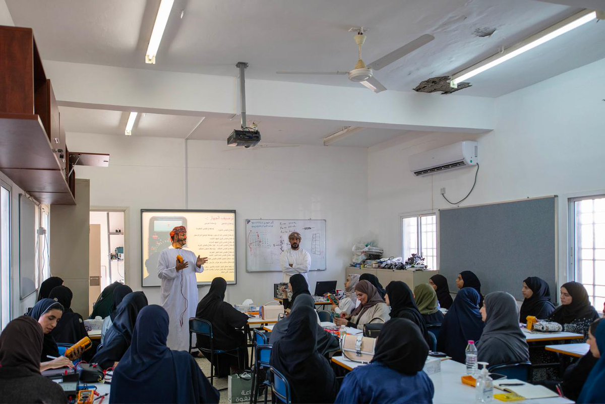 Mctlabd's tweet photo. انطلقت اليوم ورشة صيانة الأجهزة المخبرية لفنيات مختبرات علوم المدارس الخاصة بتنظيم وحدة مختبرات العلوم بمسقط وتقديم أخصائي الصيانة الاستاذ / يوسف السيابي والاستاذ/ احمد السعدي ولمدة ثلاثة ايام متتالية .
@Muscat2024 
@mct_edu https://t.co/CEs53CCVif