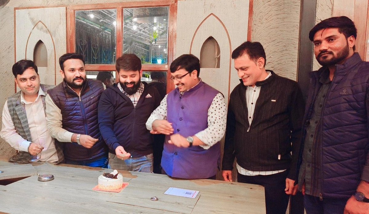 Raja bhaiya Aligarh (@rajabhaiyaiyc) on Twitter photo बुलंदशहर शिकारपुर से विधायक प्रत्याशी रहे भाई <a href="/ZiaurRahmanIYC/">ZIAUR RAHMAN</a> जी के जन्मदिन पर #Meatster_cafe पर केक काट कर मुबारकबाद दी।
#rajabhaiyaaligarh #Aligarh बुलंदशहर शिकारपुर से विधायक प्रत्याशी रहे भाई <a href="/ZiaurRahmanIYC/">ZIAUR RAHMAN</a> जी के जन्मदिन पर #Meatster_cafe पर केक काट कर मुबारकबाद दी।
#rajabhaiyaaligarh #Aligarh