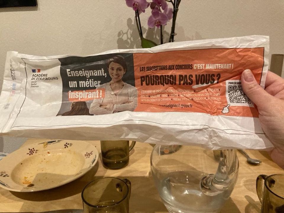 boualemetsteph's tweet photo. 🥖 On ne dit pas que le métier de #prof est devenu impossible à exercer. On dit juste que pour recruter des nouveaux enseignants, le ministère de l'Education nationale fait de la publicité sur des baguettes de pain.
Merci à Emilie. https://t.co/YN6ebWT1vm