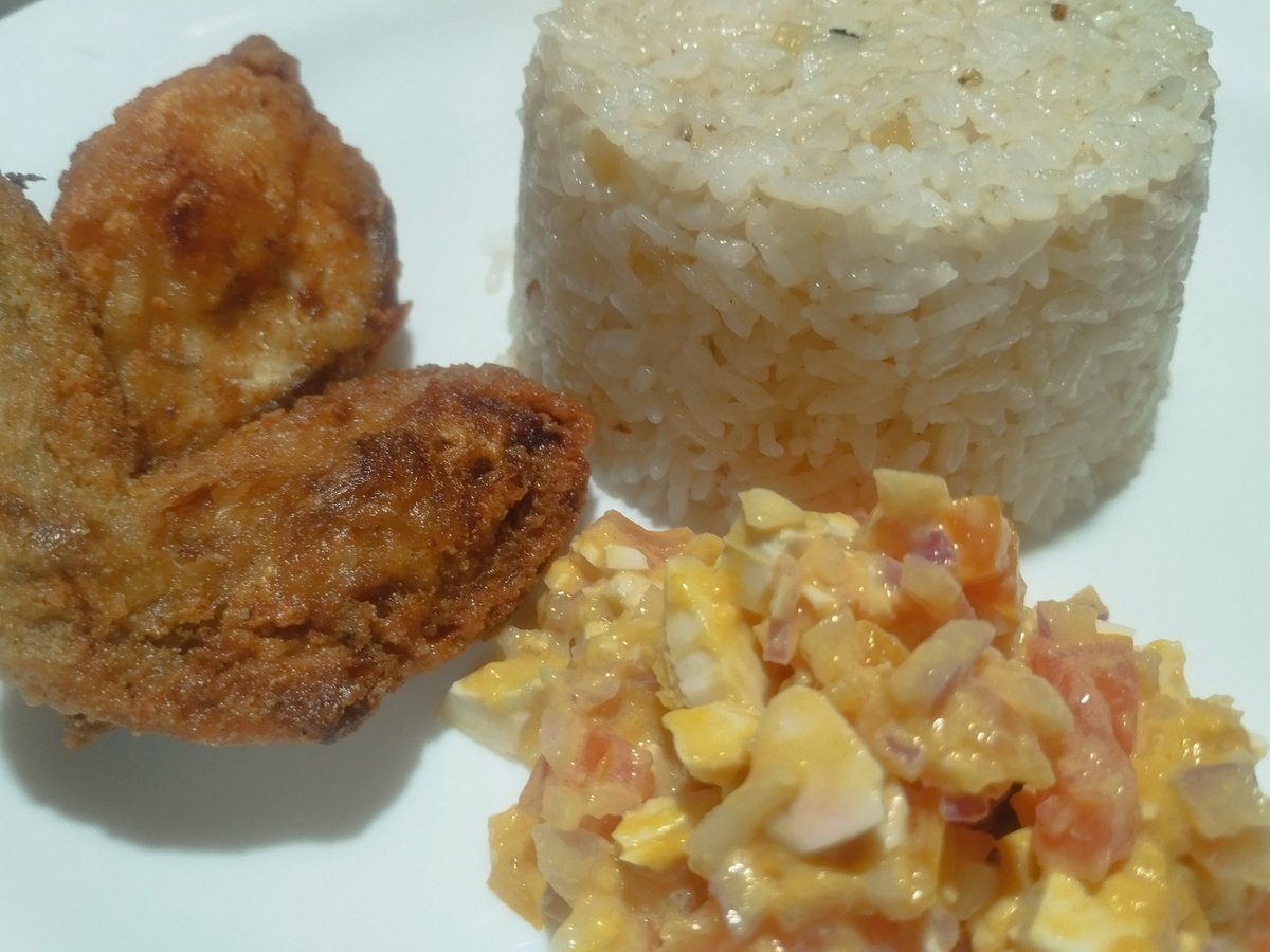 Hampaslupa dinner: Pritong manok, garlic rice, itlog na maalat with kamatis and sibuyas.😁 Kaon ta mga palangga ☕😊