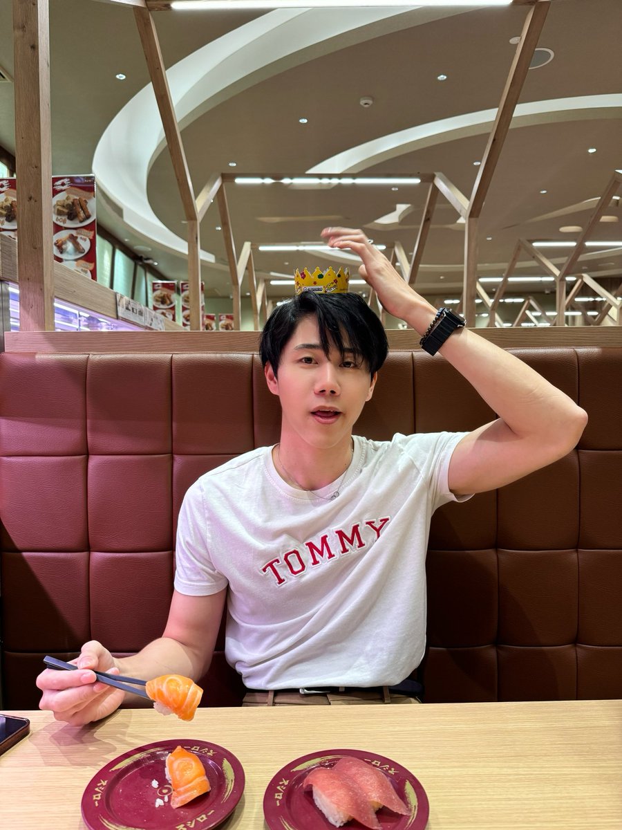 gungunkul's tweet photo. มงกุฎก็ตะใส่ ซูชิก็อยากคีบ สุดท้ายล่วง https://t.co/GXEDmhRHnl