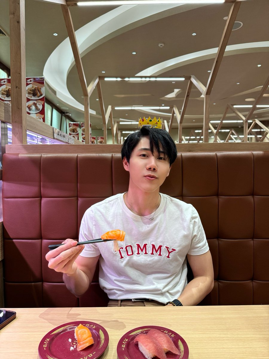 gungunkul's tweet photo. มงกุฎก็ตะใส่ ซูชิก็อยากคีบ สุดท้ายล่วง https://t.co/GXEDmhRHnl