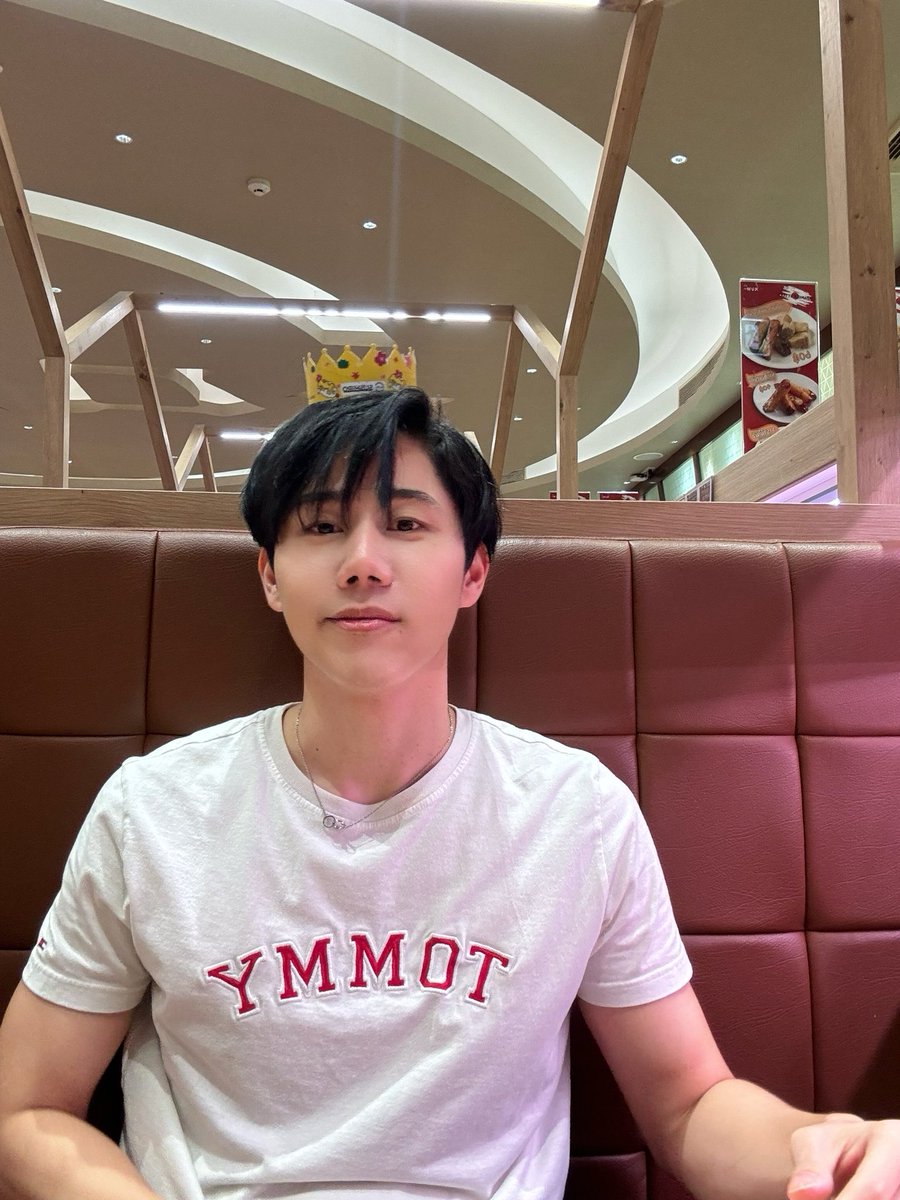 gungunkul's tweet photo. มงกุฎก็ตะใส่ ซูชิก็อยากคีบ สุดท้ายล่วง https://t.co/GXEDmhRHnl