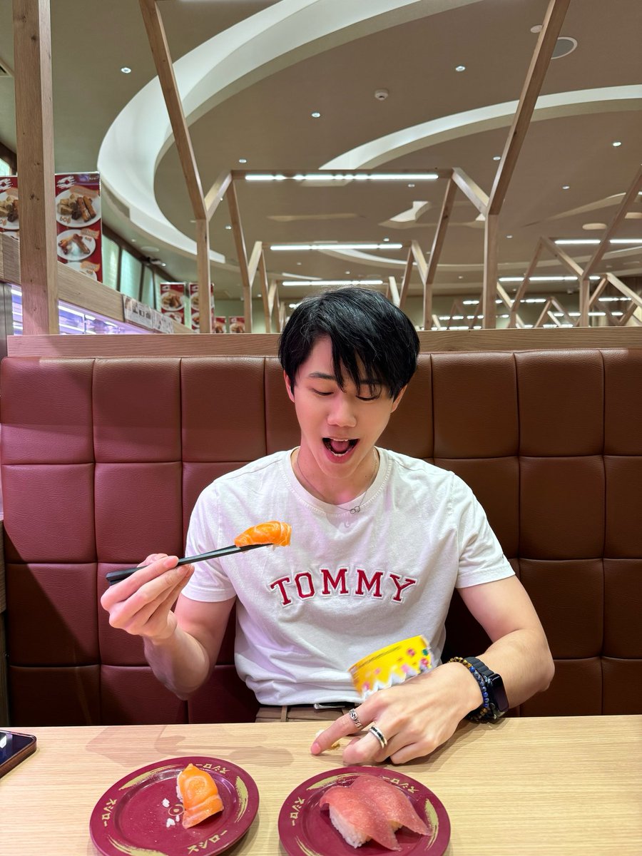 gungunkul's tweet photo. มงกุฎก็ตะใส่ ซูชิก็อยากคีบ สุดท้ายล่วง https://t.co/GXEDmhRHnl
