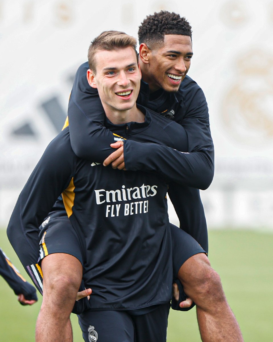 realmadrid's tweet photo. 🤩 @BellinghamJude 
😁 @AndreyLunin13 
#RMCity https://t.co/7e2E9SrFcA