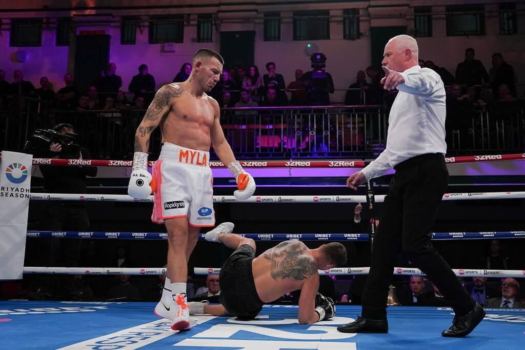 roundnboutmedia's tweet photo. Liam Williams round one KO 👊👏 ⬅️ #WilliamsCardos
@liamwilliamsko @frank_warren_official @queensberrypromotions
#themachine #liamwilliams #knockout #ko #roundone #firstround #lightsout #fightphotos #yorkhall #bethnalgreen #london #boxing #b… https://t.co/8ht2FS4ZGw https://t.co/Ev6ozV6BRV
